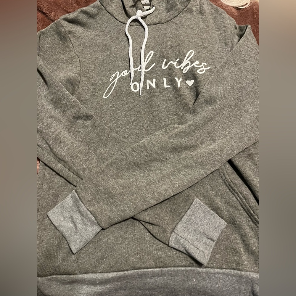 “Good Vibes Only” Hoodie gray size small